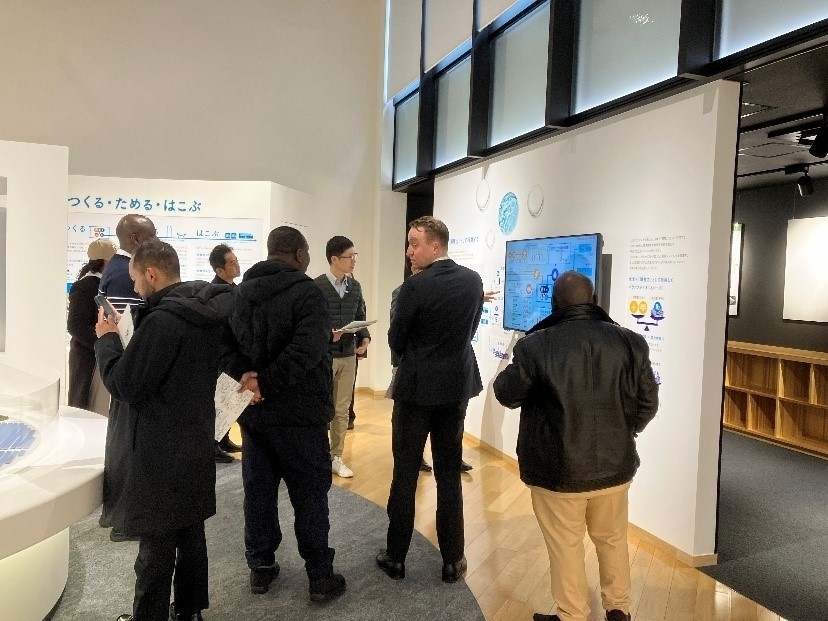福島水素エネルギー研究フィールドを視察している参加者の様子