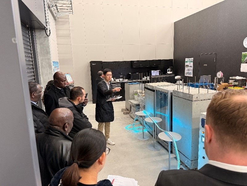 自己治癒コンクリートの説明を受けている参加者の様子