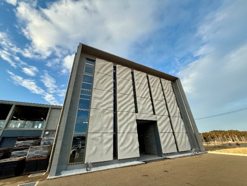 炭素系微粒子であるカーボンブラックを活用し、電気を蓄えることを可能にしたコンクリートの建物