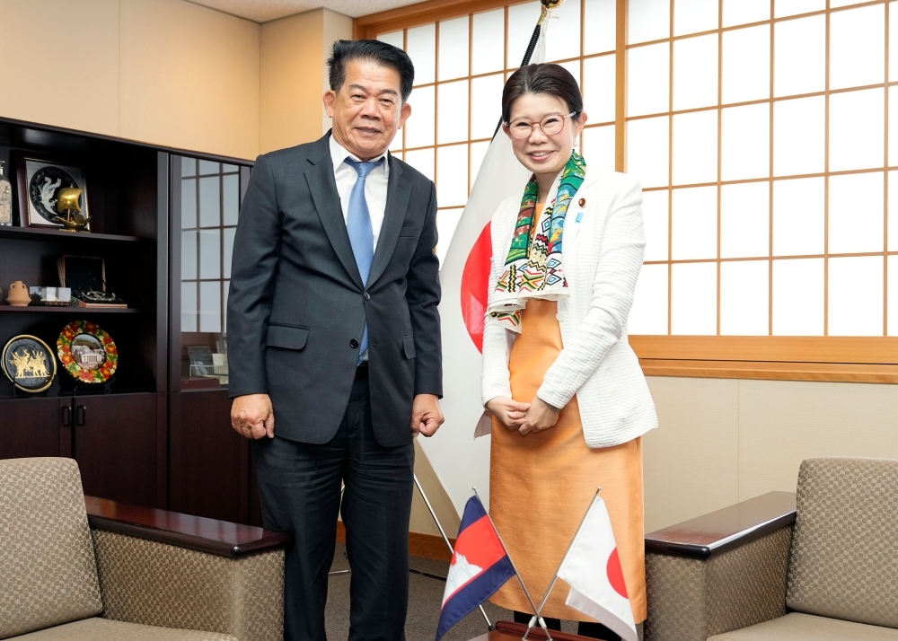 国光外務副大臣とルー・キム・チュン・カンボジア王国シハヌークビル港湾公社総裁の記念写真