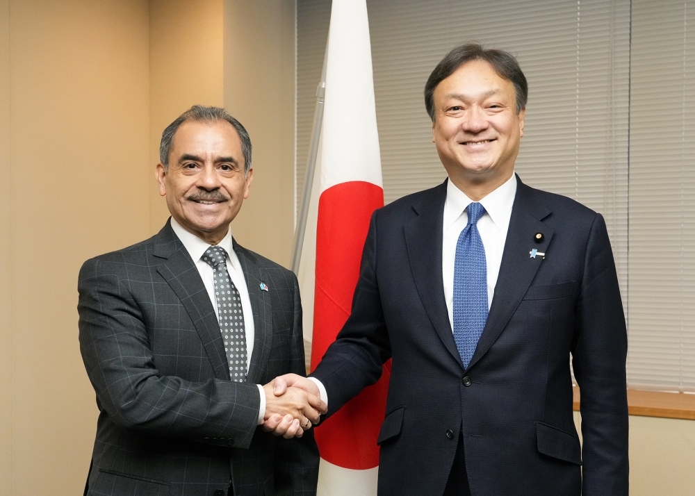 クユン大使と笑顔で握手する堀井副大臣