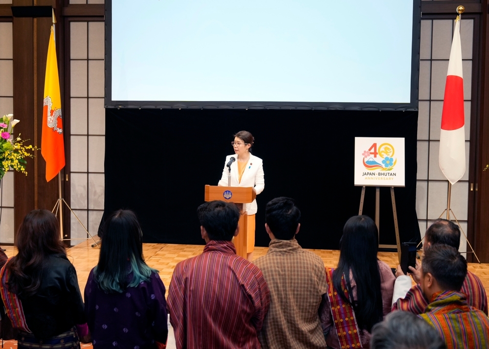 壇上で挨拶する国光副大臣