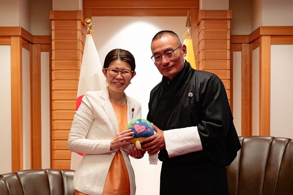 笑顔で写真撮影する国光副大臣とトブゲー首相