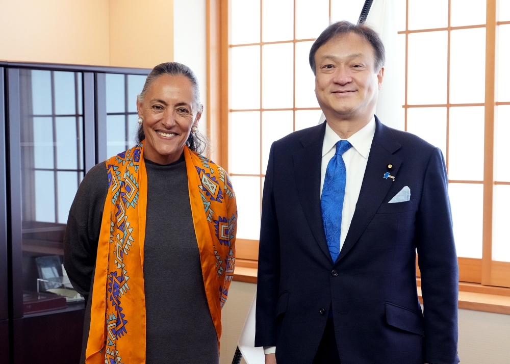 堀井副大臣とプリーア駐日メキシコ大使の記念撮影