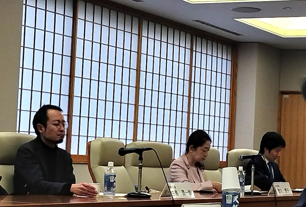 会合に出席する委員の様子