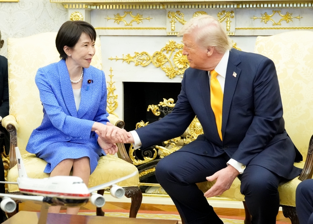 トランプ大統領と握手する高市総理