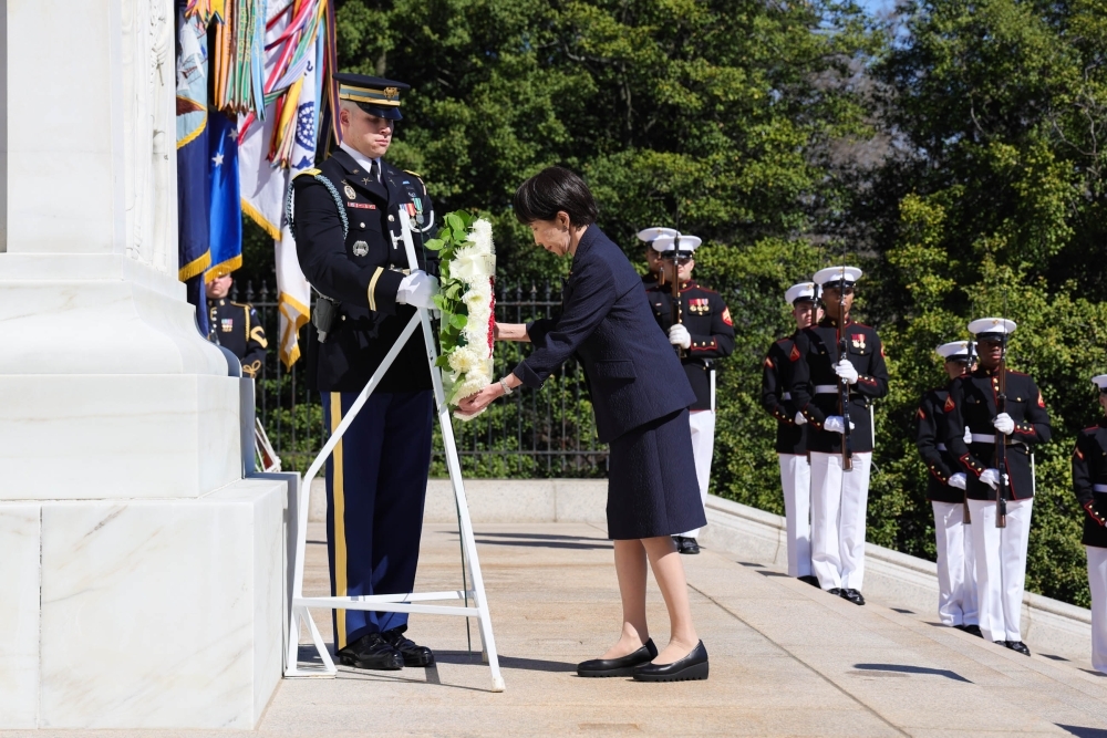 アーリントン国立墓地で献花する高市総理大臣