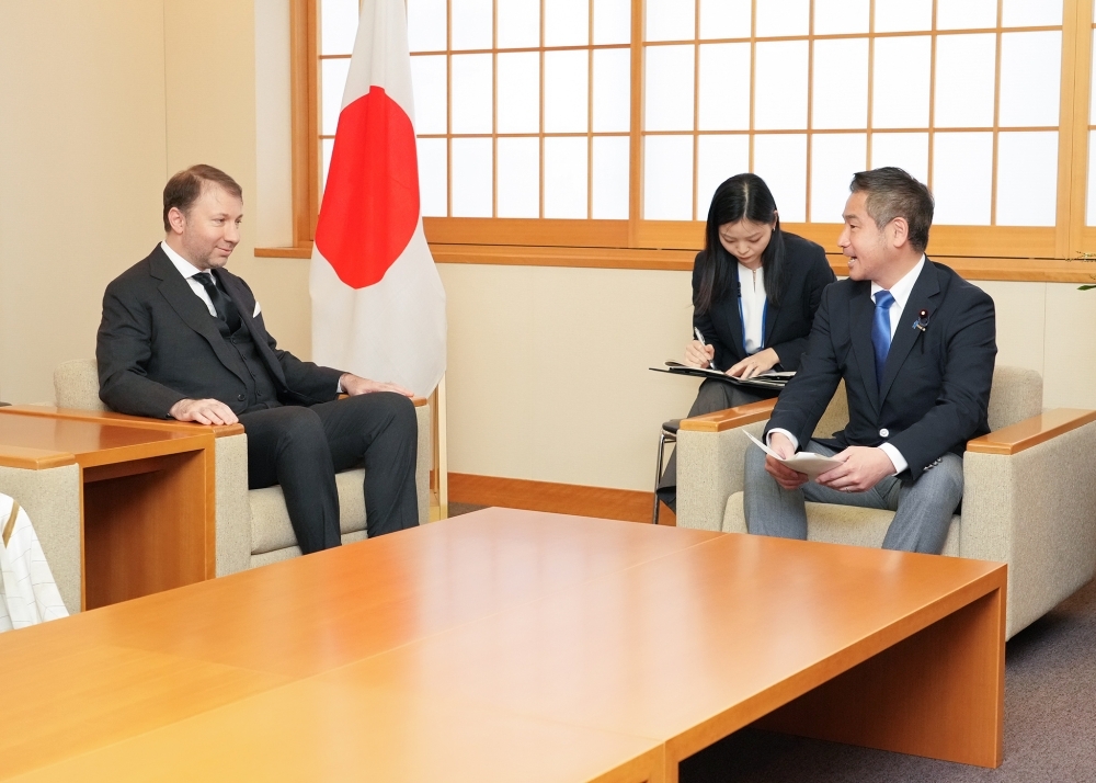 意見交換をする大西外務大臣政務官とムーサーウィー・オマーン国立博物館事務総長