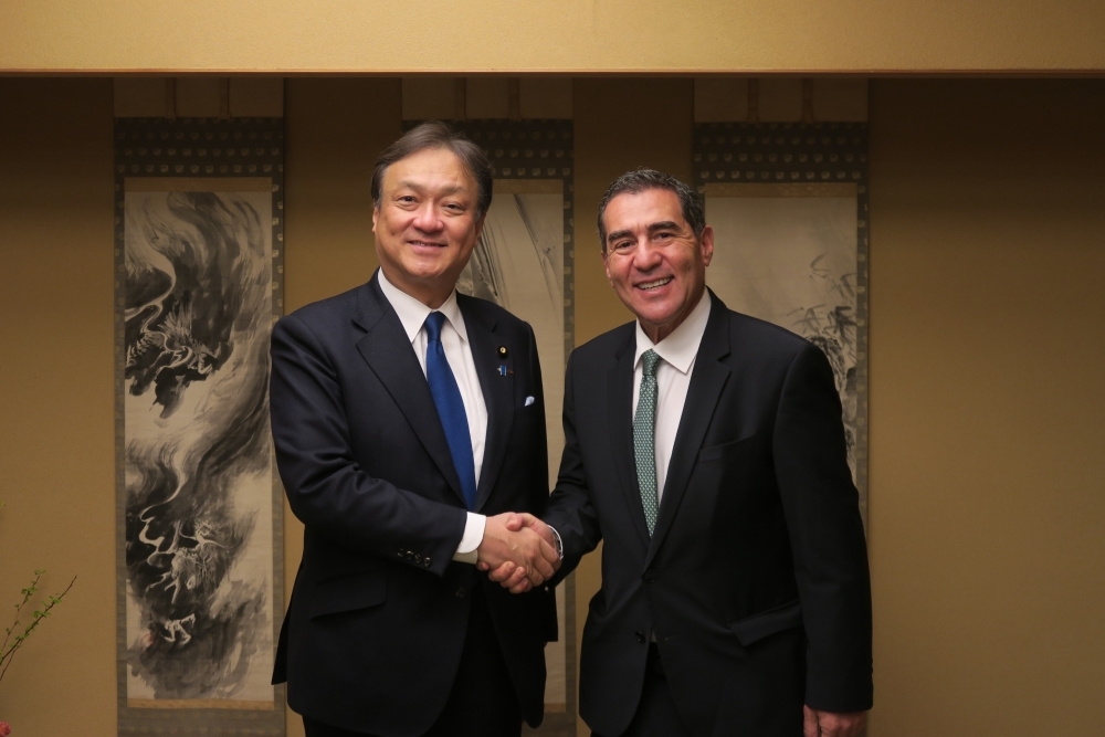 ロメロ・ボリビア多民族国開発企画・環境大臣と握手する堀井外務副大臣