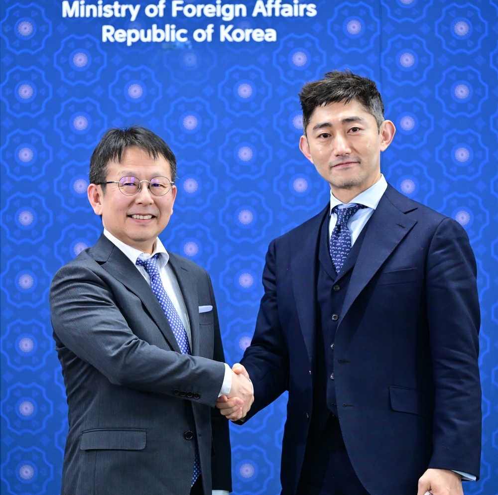 握手をする中村部長とハ・ウィヨン局長