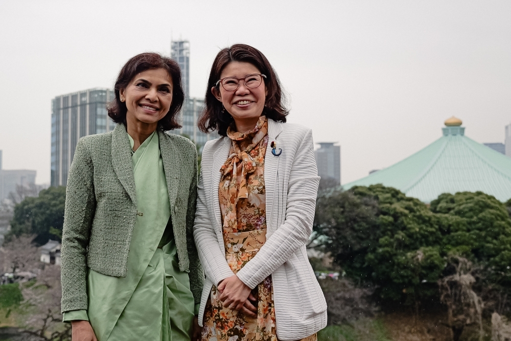 写真撮影に応じる国光外務副大臣とナグマ・モハメド・マリック次期駐日インド大使