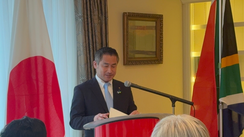 挨拶をする大西外務大臣政務官