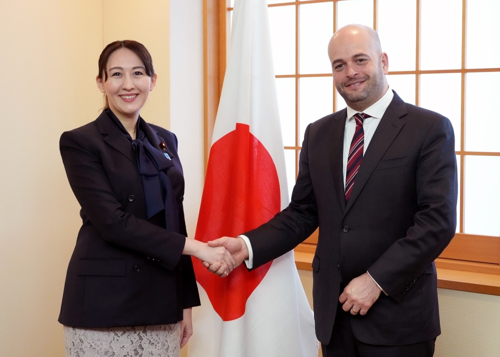 握手する英利政務官とバロッカ副大臣