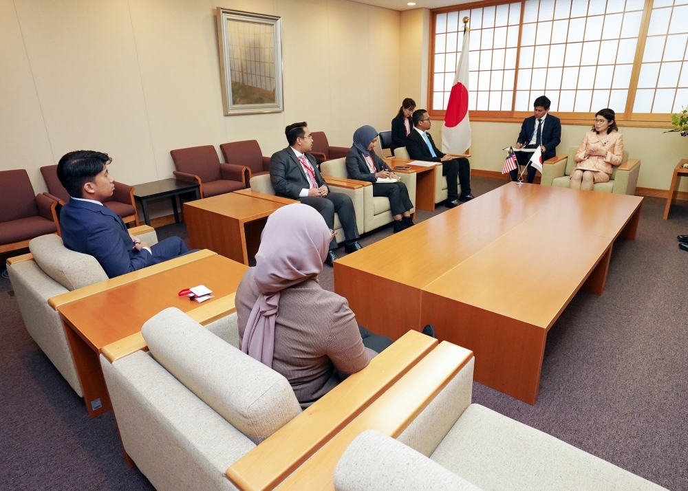 マレーシア若手政党関係者招へい一行から表敬を受ける国光副大臣の様子