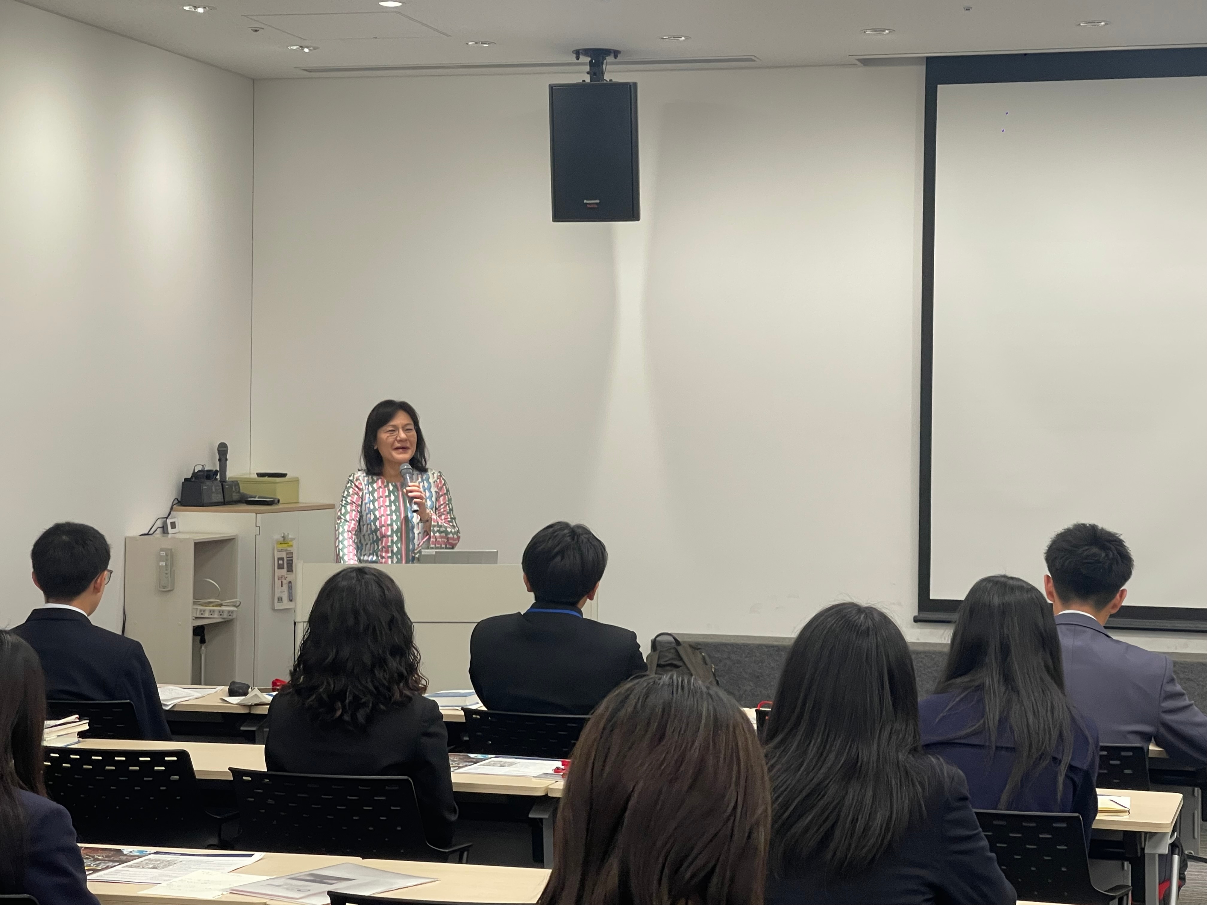 飯塚恵子編集委員による説明