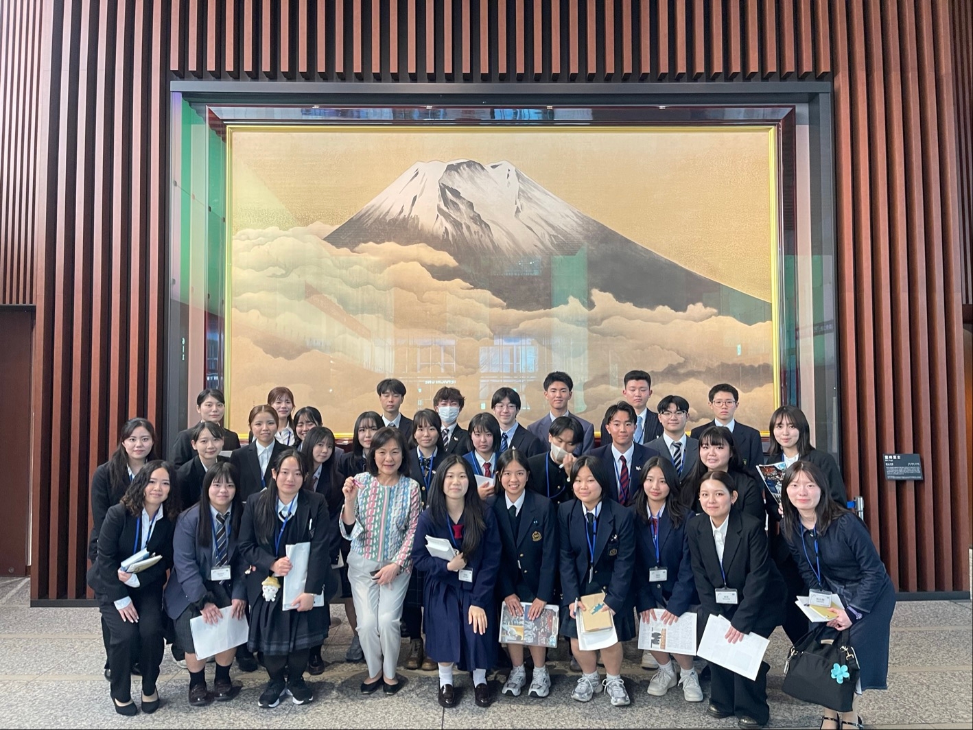 読売新聞本社での集合写真