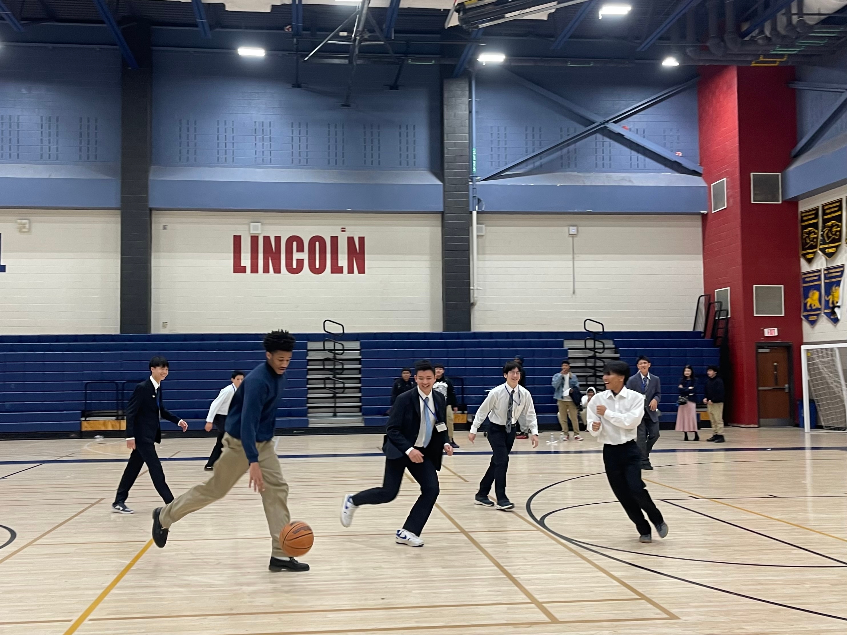 校内ツアーでのスポーツ交流の様子