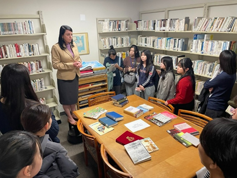 沖縄コレクション見学の様子