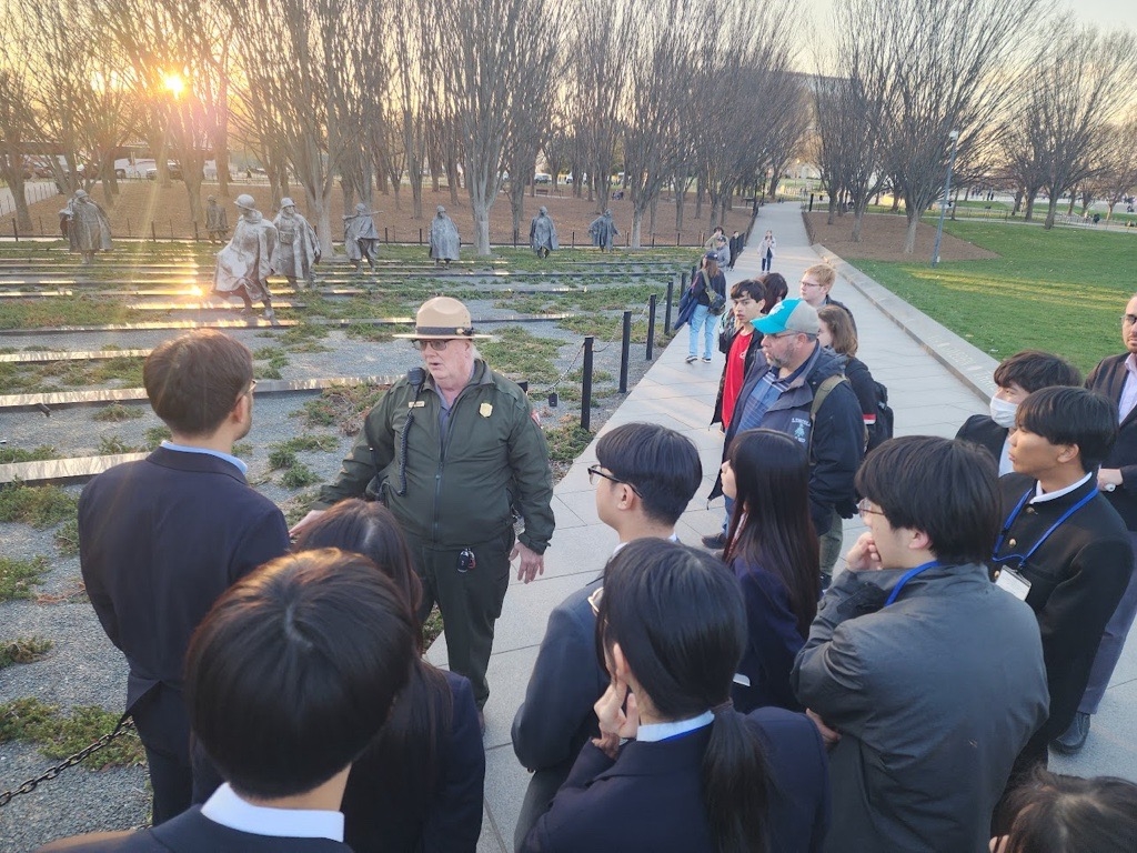 朝鮮戦争戦没者慰霊碑見学の様子