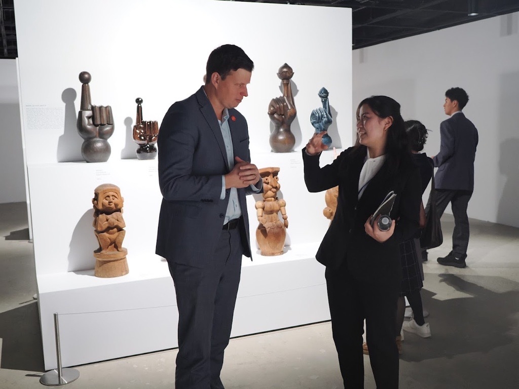 ジャパン・ソサエティでの展示品見学の様子