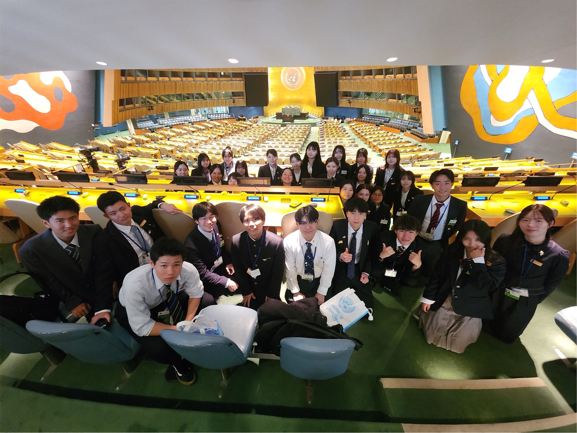 国連総会議場での集合写真