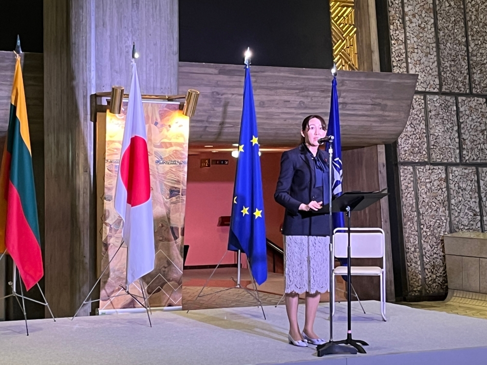 日本政府を代表して挨拶を行う英利政務官の様子