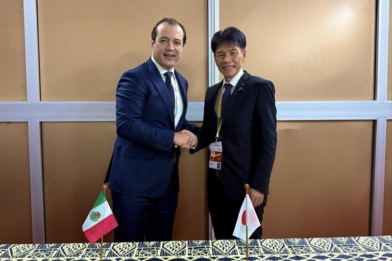 握手をする島田政務官とグティエレス次官