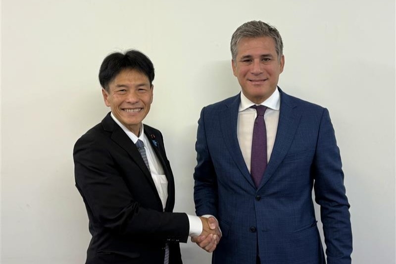 握手をする島田政務官とトバール貿易大臣