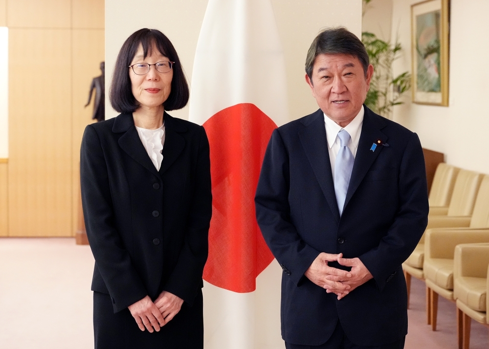 撮影に応じる茂木大臣と赤根所長