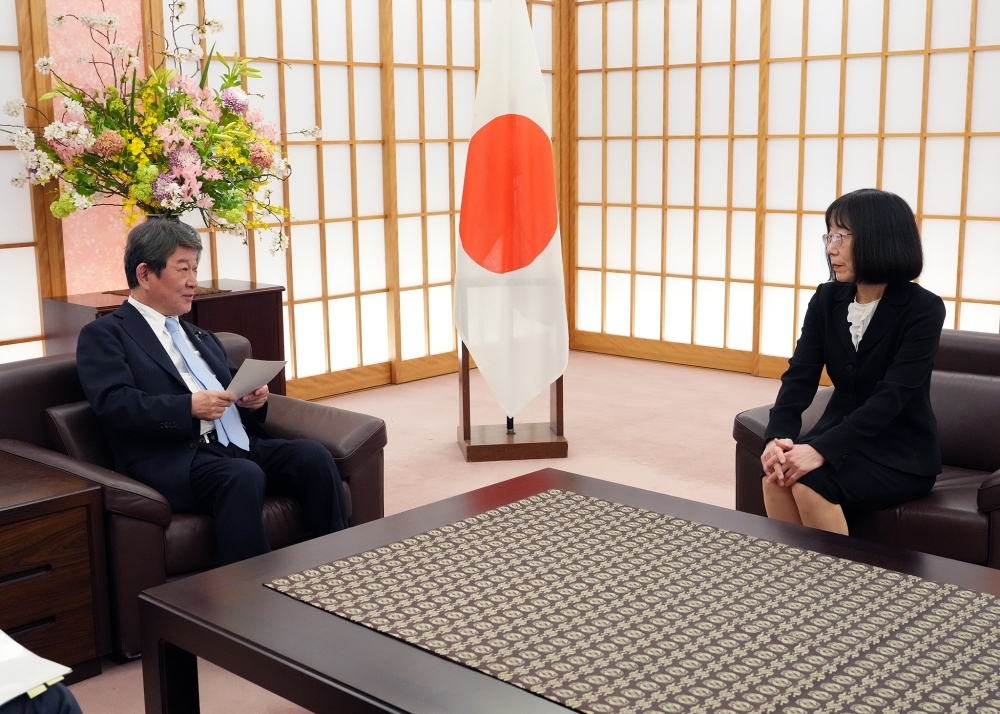 赤根所長からの表敬を受け、懇談する茂木大臣の様子