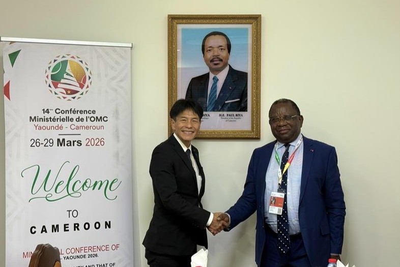 握手をする島田政務官とンバルガ・カメルーン商業大臣