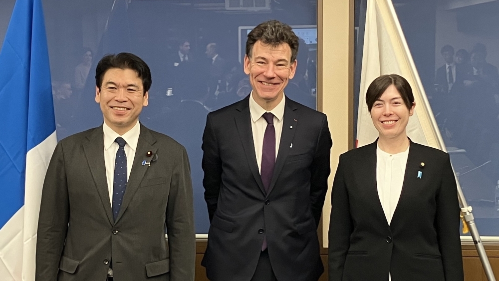 小野田大臣、松本大臣、フィリップ・バティスト大臣の集合写真