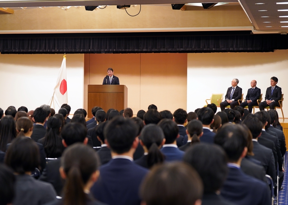 入省職員を前に壇上で挨拶を行う茂木外務大臣