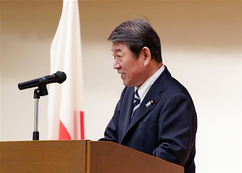 壇上で挨拶を行う茂木外務大臣