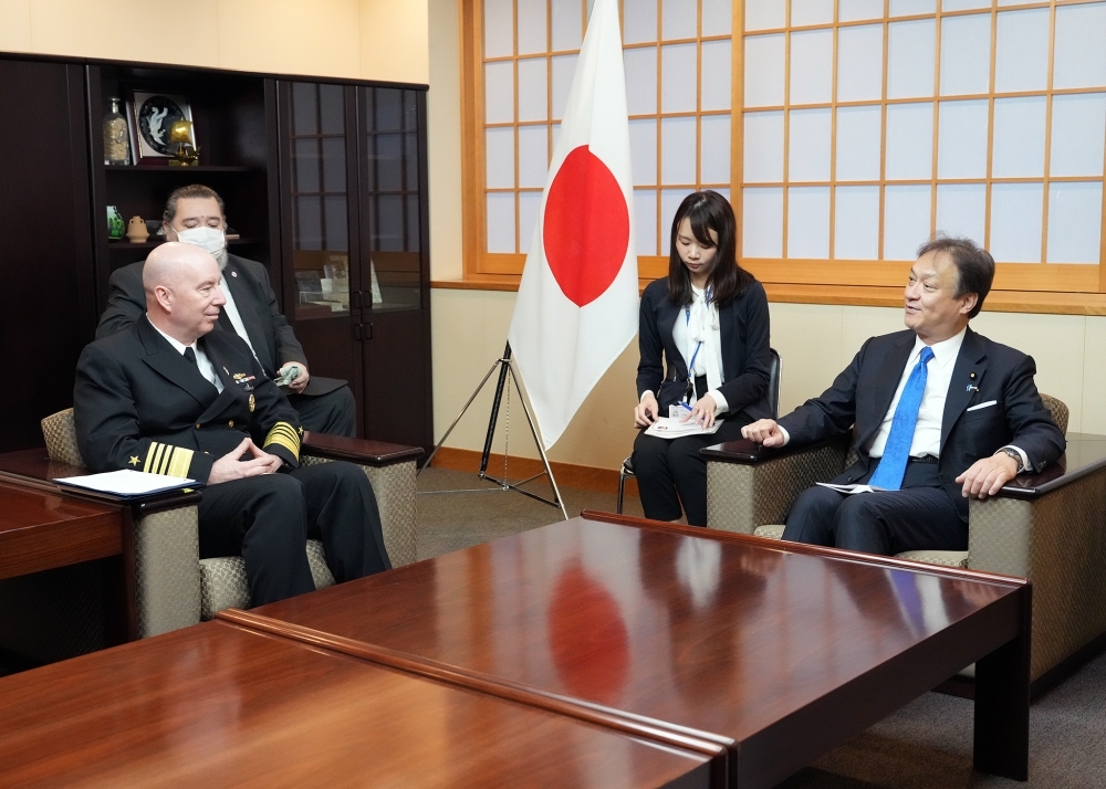 表敬を受ける堀井外務副大臣（右）とウィリアム・J・ヒューストン米国海軍原子炉管理局長（海軍大将）（左）