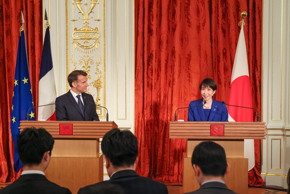 日仏共同記者発表に臨む高市総理大臣（右）とマクロン大統領（左）