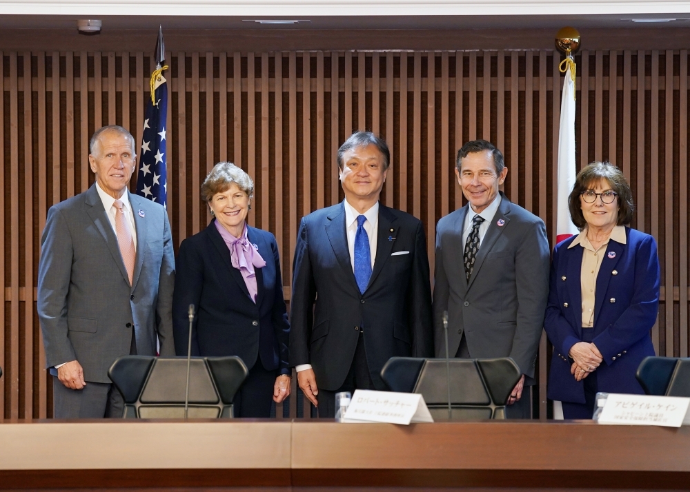 堀井外務副大臣と米国連邦上院議員4名による集合写真