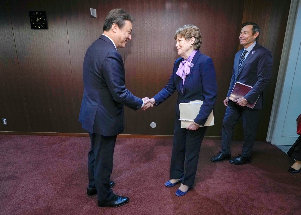 シャヒーン連邦上院議員一行を出迎える堀井外務副大臣