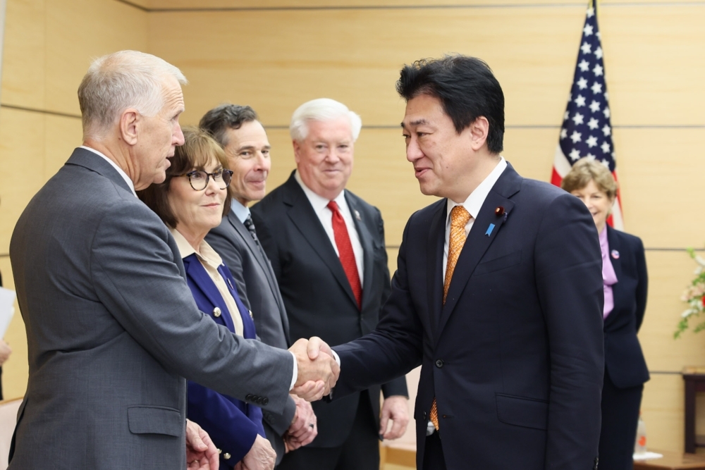 米国連邦上院議員一行を出迎える木原内閣官房長官の様子