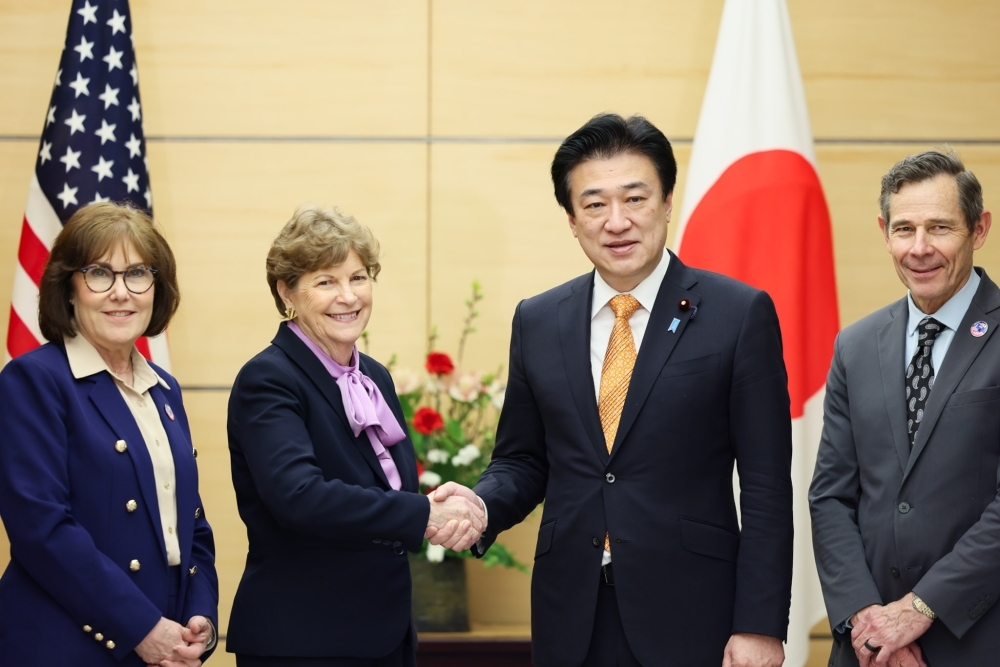 シャヒーン連邦上院議員と握手する木原内閣官房長官