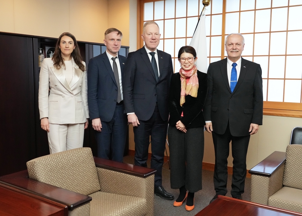 国光副大臣とエストニア外務委員長及び外務委員会代表団による集合写真