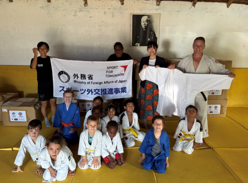 引き渡し式での記念写真