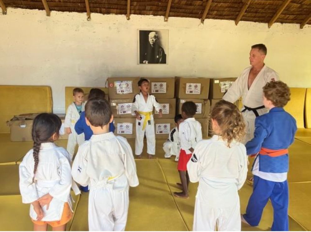 柔道着を着たこどもたちの様子