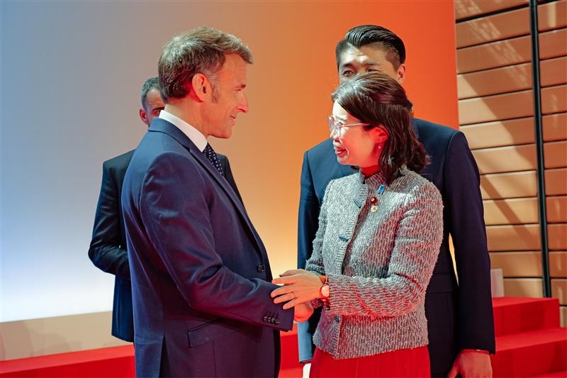 マクロン・フランス大統領と握手をする国光外務副大臣