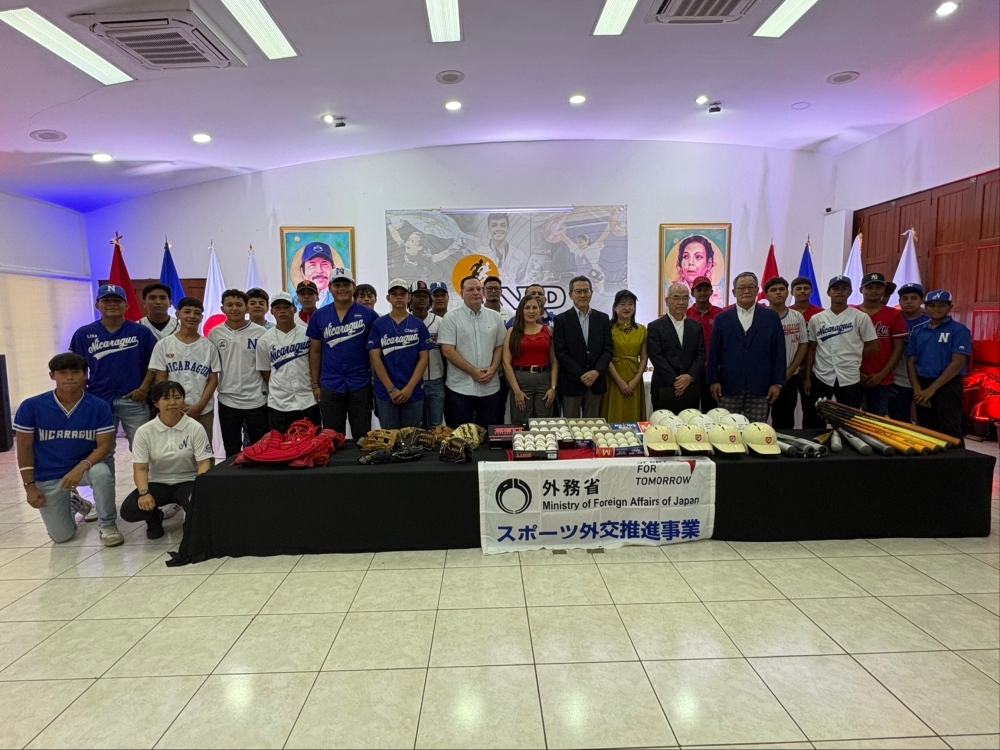 ニカラグア青年スポーツ庁において行われた引き渡し式の際の集合写真の様子