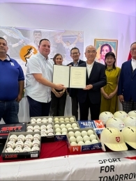 野球器具寄贈証書の手交の様子