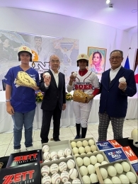 野球用具を持っている選手と両理事の様子