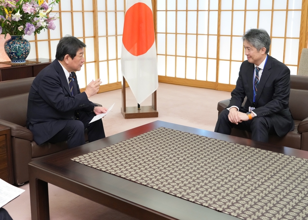 茂木大臣と沖科学技術顧問との懇談の様子