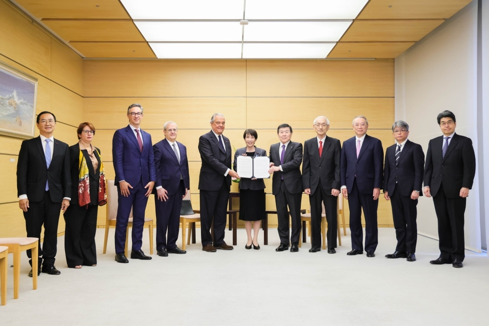 写真撮影する賢人会議メンバーと高市総理