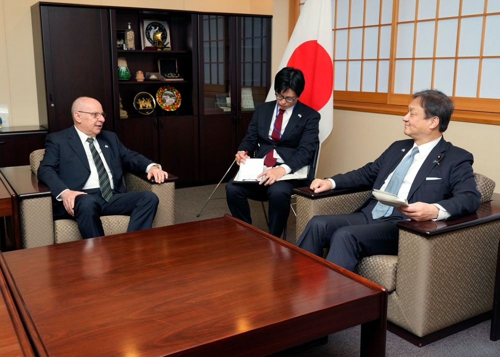 堀井副大臣とテンポーネ大使との懇談の様子